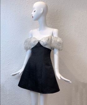 Đầm chữ a trễ vai